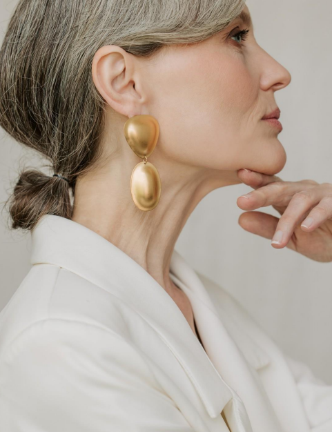 Портрет; естетика црно-бело со златен акцент